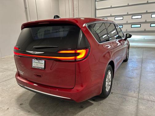 Red Hot Pearlcoat 2026 Chrysler Pacifica L