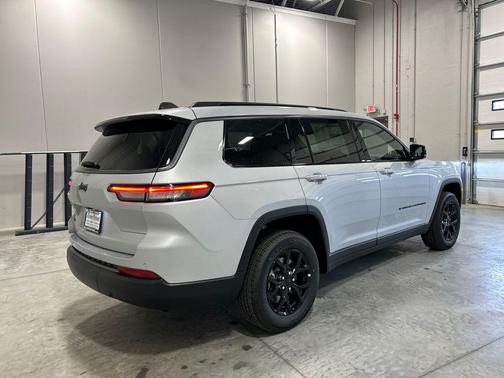 Silver Zynith 2026 Jeep Grand Cherokee L Altitude