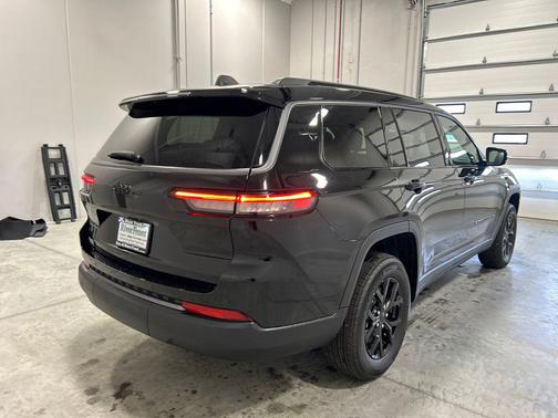 Diamond Black Crystal Pearlcoat 2026 Jeep Grand Cherokee L Altitude