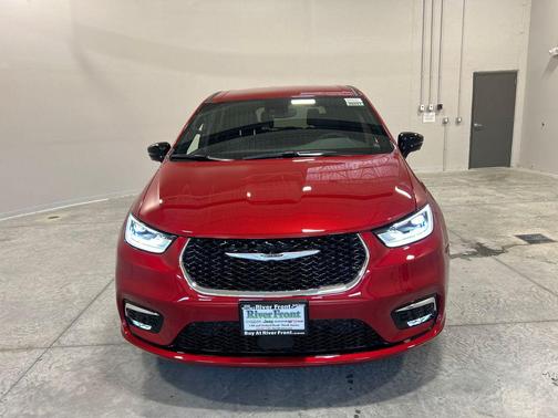 Red Hot Pearlcoat 2026 Chrysler Pacifica L