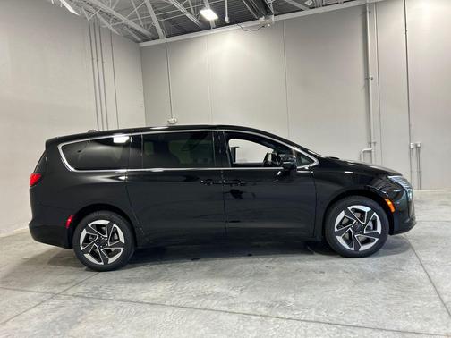 Diamond Black Crystal Pearlcoat 2027 Chrysler Pacifica Limited