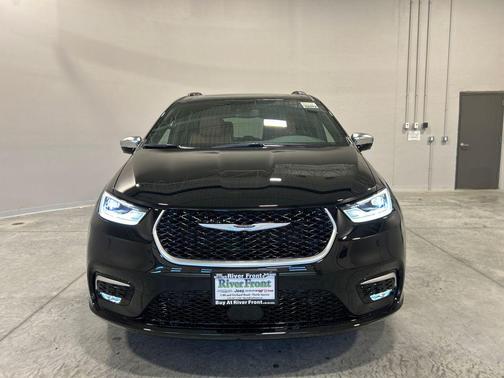 Diamond Black Crystal Pearlcoat 2026 Chrysler Pacifica L