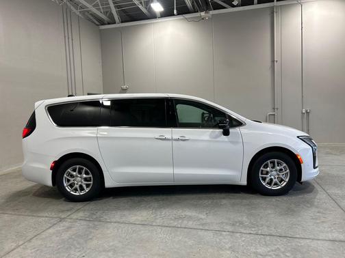 Bright White Clearcoat 2027 Chrysler Pacifica L