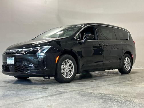 Diamond Black Crystal Pearlcoat 2027 Chrysler Pacifica L