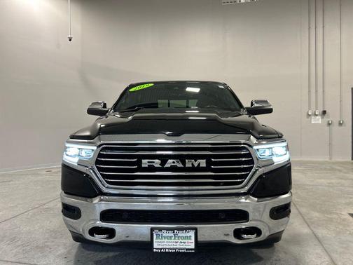Diamond Black Crystal Pearlcoat 2019 RAM 1500 Longhorn
