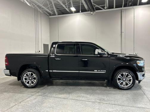 Diamond Black Crystal Pearlcoat 2019 RAM 1500 Longhorn