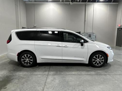 2025 Chrysler Pacifica Hybrid Pinnacle
