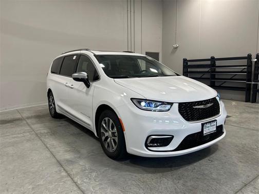 2025 Chrysler Pacifica Hybrid Pinnacle