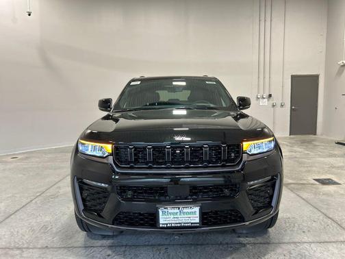 Diamond Black Crystal Pearlcoat 2026 Jeep Grand Cherokee Limited
