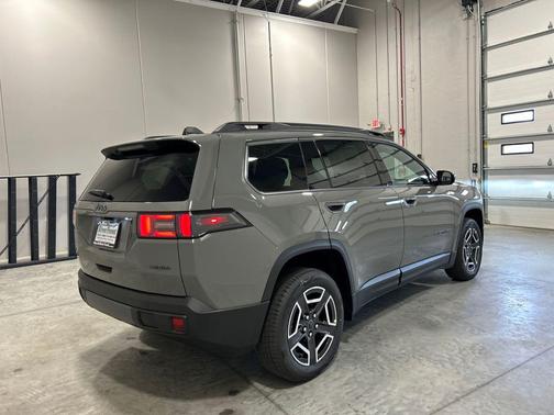 Sting-Gray Clearcoat 2026 Jeep Cherokee Laredo