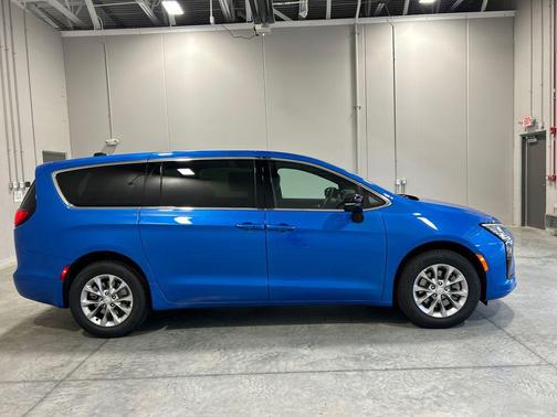 Pbj 2027 Chrysler Pacifica L