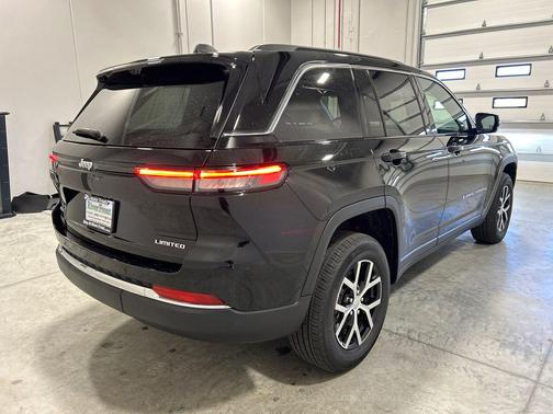 Diamond Black Crystal Pearlcoat 2024 Jeep Grand Cherokee Limited