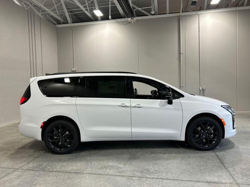 Pw7 2027 Chrysler Pacifica Limited
