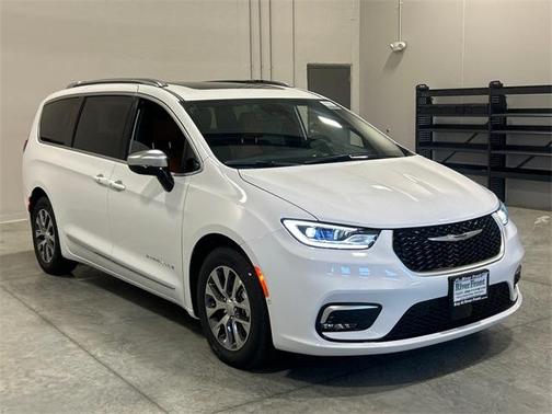2025 Chrysler Pacifica Hybrid Pinnacle