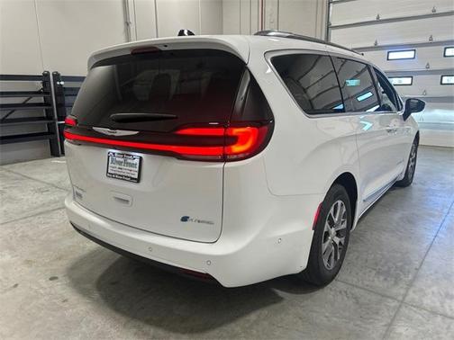 2025 Chrysler Pacifica Hybrid Pinnacle