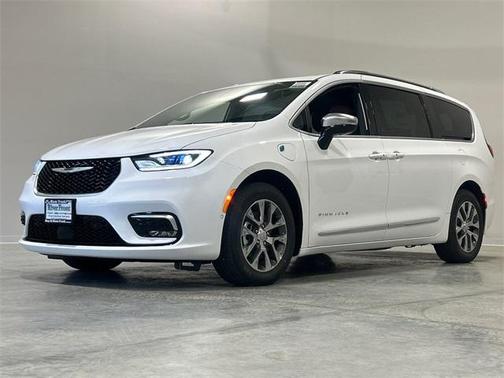 2025 Chrysler Pacifica Hybrid Pinnacle