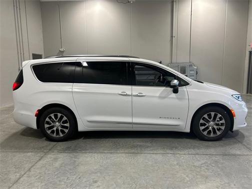2025 Chrysler Pacifica Hybrid Pinnacle