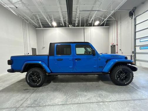 Hydro Blue Pearlcoat 2026 Jeep Gladiator Willys 4x4