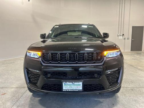 Diamond Black Crystal Pearlcoat 2026 Jeep Grand Cherokee L Limited
