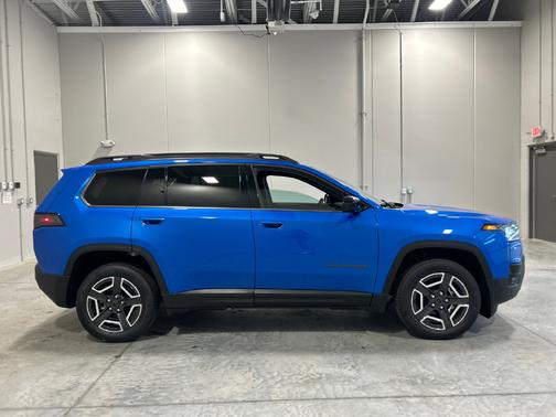 Hydro Blue Pearlcoat 2026 Jeep Cherokee Laredo