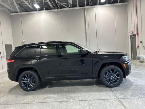 Diamond Black Crystal Pearlcoat 2026 Jeep Grand Cherokee 85th Anniversary Edition