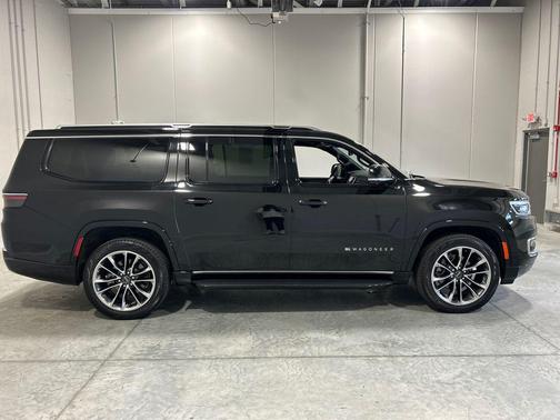 Diamond Black Crystal Pearlcoat 2024 Jeep Wagoneer L Series II 4x4