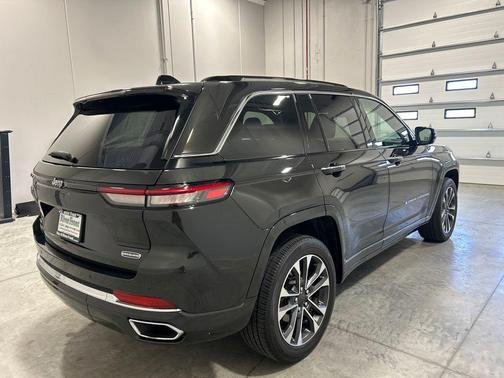 Rocky Mountain Pearlcoat 2023 Jeep Grand Cherokee Overland