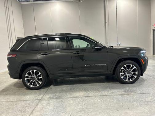 Rocky Mountain Pearlcoat 2023 Jeep Grand Cherokee Overland