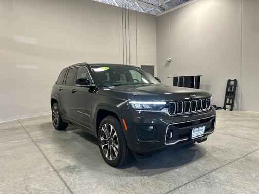 Rocky Mountain Pearlcoat 2023 Jeep Grand Cherokee Overland