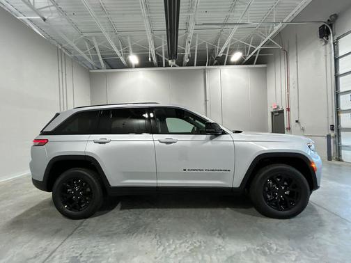 Silver Zynith 2026 Jeep Grand Cherokee Altitude