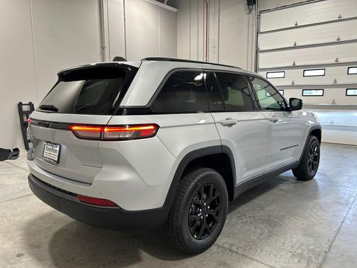 Silver Zynith 2026 Jeep Grand Cherokee Altitude