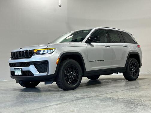 Silver Zynith 2026 Jeep Grand Cherokee Altitude