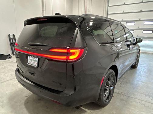 Diamond Black Crystal Pearlcoat 2026 Chrysler Pacifica Limited