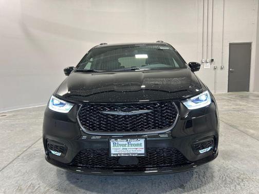 Diamond Black Crystal Pearlcoat 2026 Chrysler Pacifica Limited