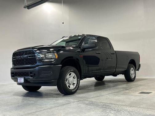 Diamond Black Crystal Pearlcoat 2024 RAM 2500 Tradesman Crew Cab 4x4 8' Box