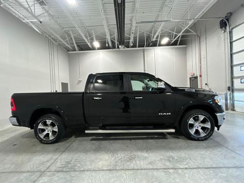 Diamond Black Crystal Pearlcoat 2022 RAM 1500 Laramie