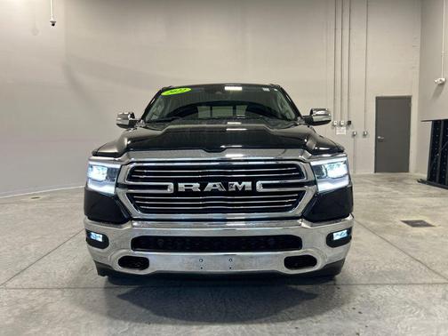 Diamond Black Crystal Pearlcoat 2022 RAM 1500 Laramie