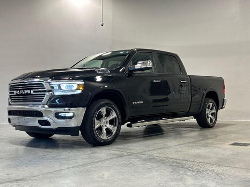 Diamond Black Crystal Pearlcoat 2022 RAM 1500 Laramie