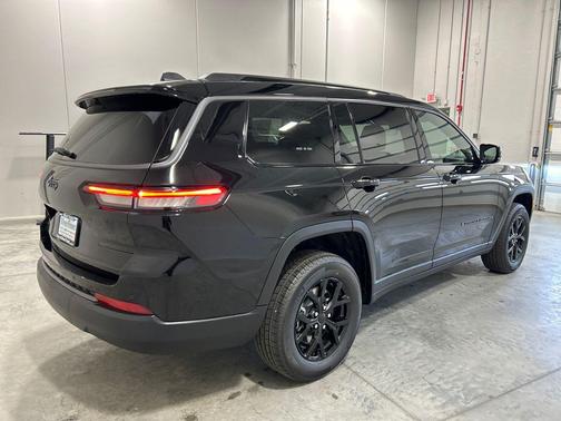 Diamond Black Crystal Pearlcoat 2026 Jeep Grand Cherokee L Altitude