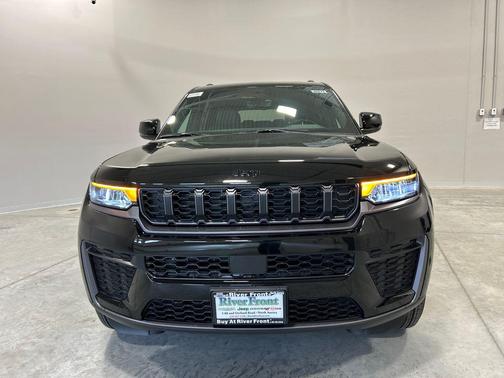 Diamond Black Crystal Pearlcoat 2026 Jeep Grand Cherokee L Altitude