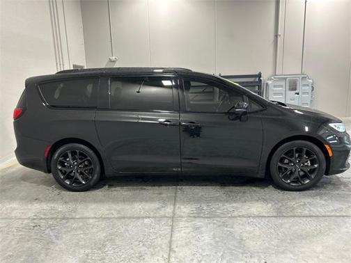 2022 Chrysler Pacifica Touring-L