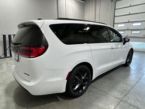 Bright White Clearcoat 2027 Chrysler Pacifica Limited