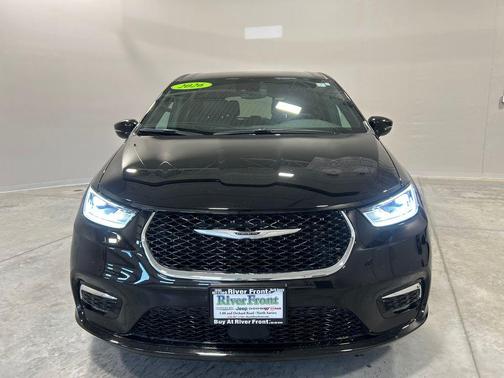 Diamond Black Crystal Pearlcoat 2026 Chrysler Pacifica L