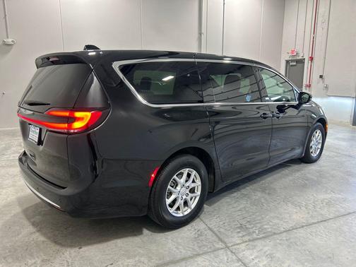 Diamond Black Crystal Pearlcoat 2026 Chrysler Pacifica L