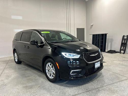 Diamond Black Crystal Pearlcoat 2026 Chrysler Pacifica L