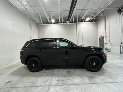 Diamond Black Crystal Pearlcoat 2025 Jeep Grand Cherokee Laredo X