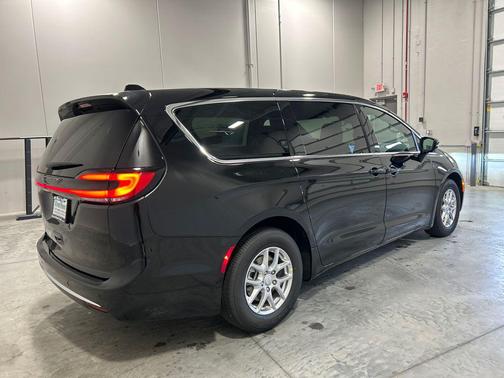 Diamond Black Crystal Pearlcoat 2027 Chrysler Pacifica L