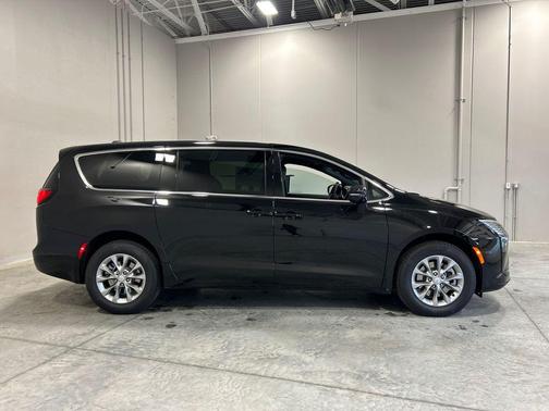 Diamond Black Crystal Pearlcoat 2027 Chrysler Pacifica L