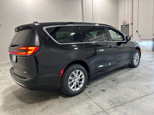 Diamond Black Crystal Pearlcoat 2027 Chrysler Pacifica L