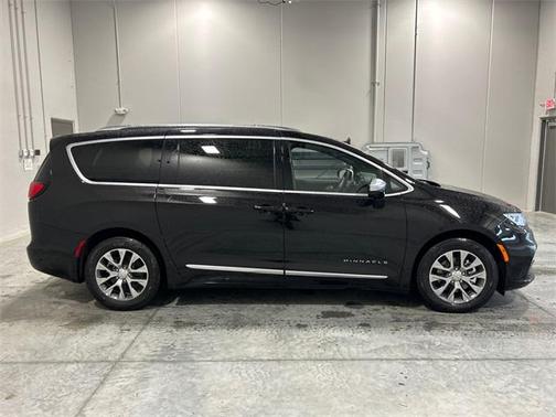 2025 Chrysler Pacifica Hybrid Pinnacle